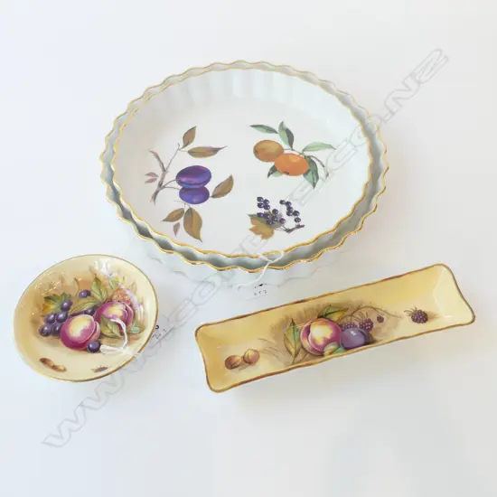 2 EVERSHAM WORCESTER FLAN DISHES & 2 SMALL PCS AYNSLEY CHINA