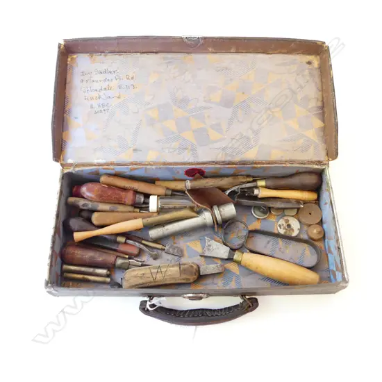 ASST. LEATHER WORKING TOOLS IN VINTAGE CASE W.440mm