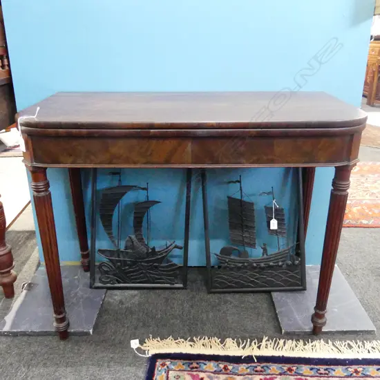 REGENCY MAHOGANY FOLDOVER OCCASIONAL TABLE ON FLUTED LEGS ( 2 SWING OUT). EXTENDS FROM 455 TO 890mm