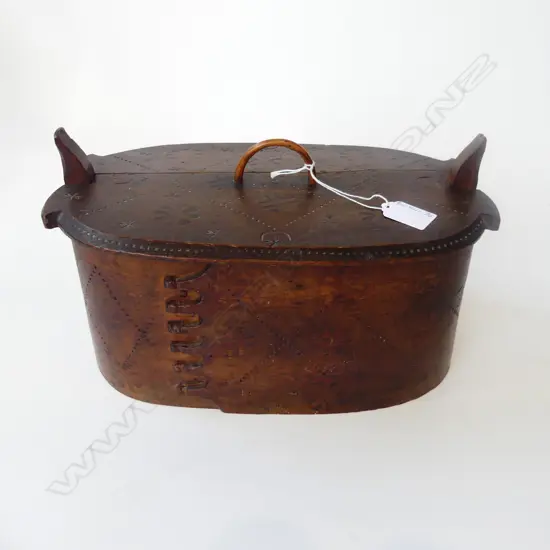 VINTAGE DECORATIVE EUROPEAN WOODEN BOX SPLIT TO LID 310mm