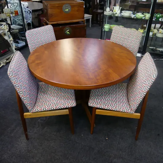 RETRO TABLE 1215mm dia + 4 PARKER SLAB BACK CHAIRS