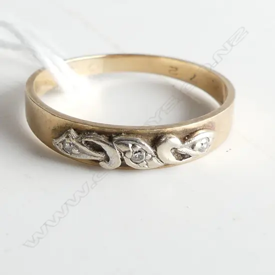 9ct BAND RING with 3 SMALL DIAMONDS 1.82gms  SIZE P