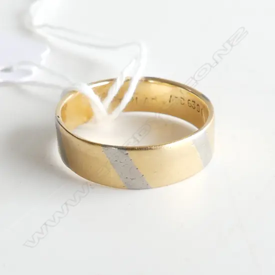 18ct YELLOW & WHITE GOLD STRIPED BAND RING 4.24gms SIZE P 1/2