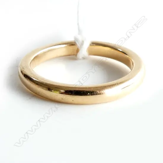 18ct GOLD WEDDING BAND 5.0gm plain hoop design