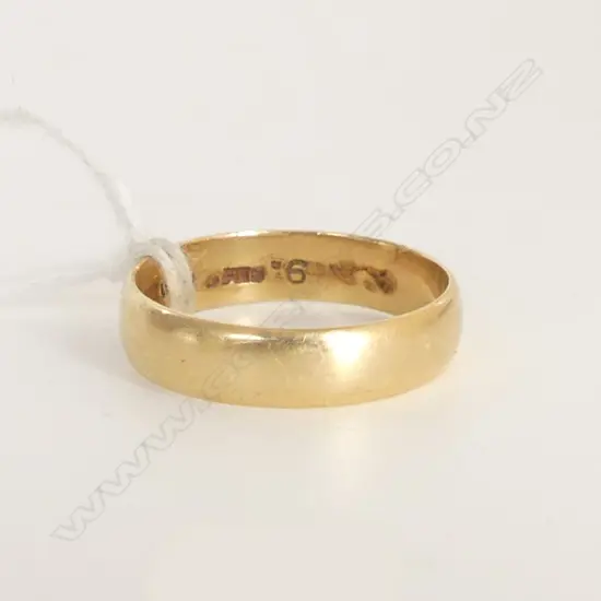 18ct GOLD BAND RING 4.3gms SIZE T