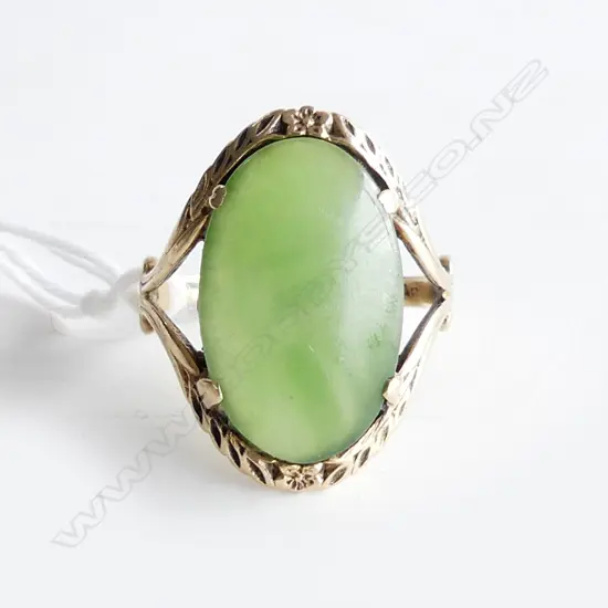 9ct GOLD LGE POUNAMU CABOCHON PANELLED RING 3.66gms SIZE L