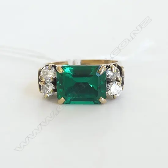 9ct Y/GOLD GREEN STONE & FAUX DIAMOND (1 STONE IS A DIAMOND) RING 4.38gms  SIZE J