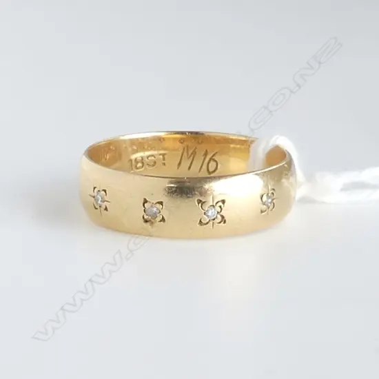 18ct GOLD BAND & 4 DIAMOND RING Gypsy style 3.94gms