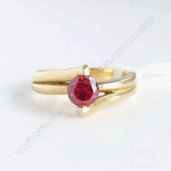18ct GOLD & RED/ORANGE STONE RING 5.96gms