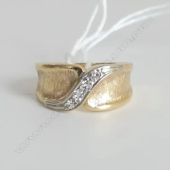 14CT GOLD & 4 DIAMOND RING cross-over style 5.6gms