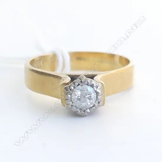 18CT GOLD SOLITAIRE DIAMOND RING  4 grams