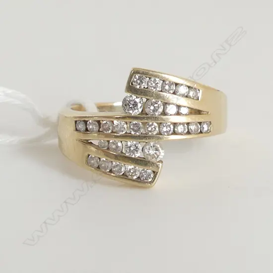 9ct GOLD & MULTI DIAMOND & MULTI CROSS-OVER MODERN BAND RING 4.4gms