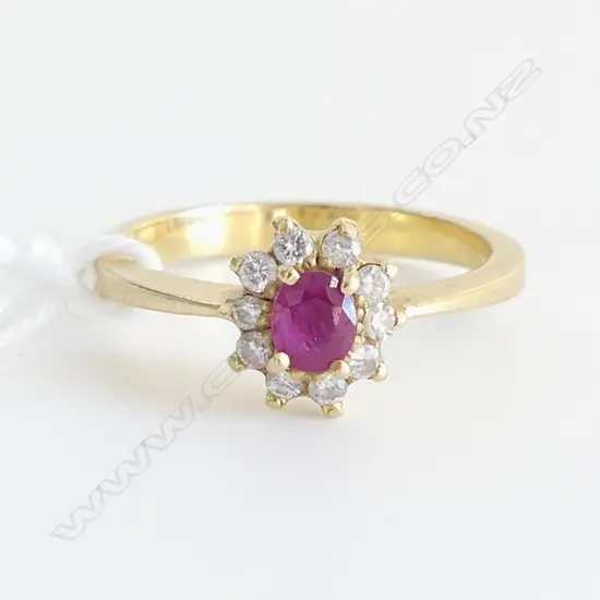 18ct GOLD RUBY & DIAMOND CLUSTER RING 3.9gms 