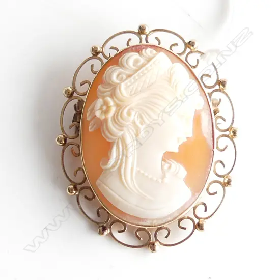 9ct GOLD SCROLLING FRAMED CAMEO PORTRAIT BROOCH 10.28gms