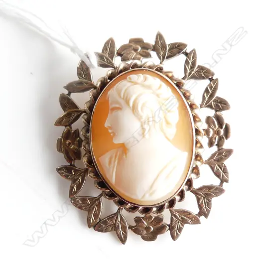 9ct GOLD WIDE FRAMED PORTRAIT CARVED CAMEO BROOCH 10.17gms