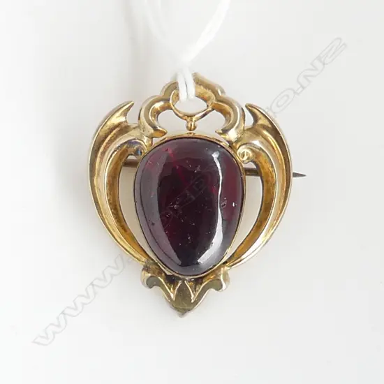 UNMARKED ANTIQUE GOLD BROOCH WITH LARGE RED CABACHON STONE NO HALL MARKS