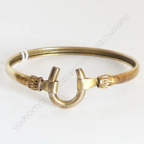 9ct GOLD EDWARDIAN SPRUNG BANGLE with horseshoe clasp 5.65gms