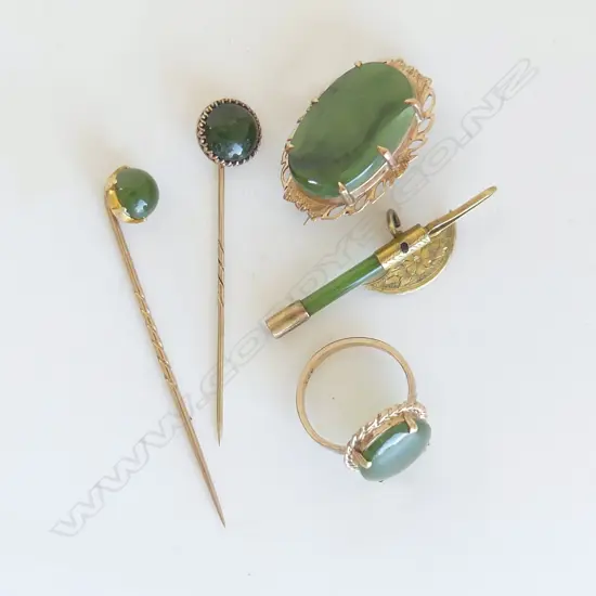 9ct GOLD & POUNAMU RING + BROOCH + AXE a.f + 2 STICK PINS 14,4gms