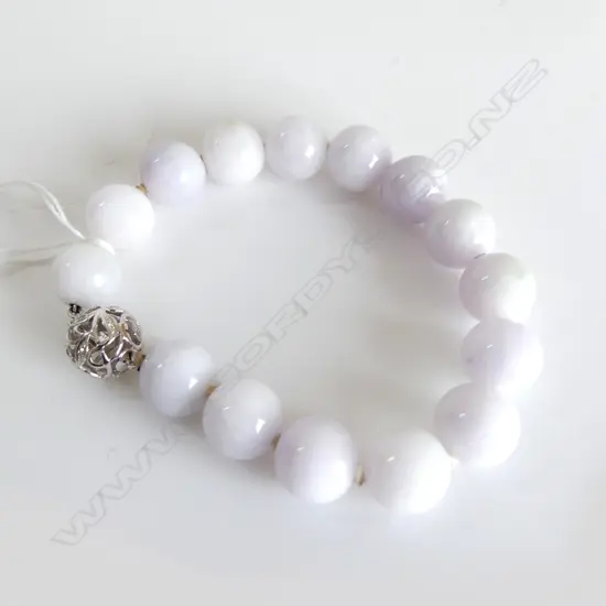 OFF WHITE JADE BEADED BRACELET w. 14CT WHITE GOLD CLASP