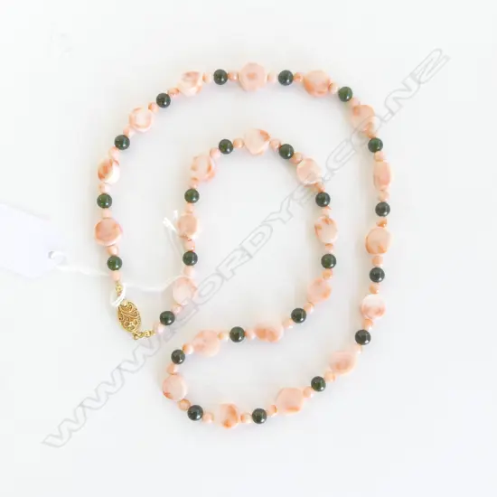 CORAL & GREENSTONE NECKLACE w. SILVER GILT CLASP L.650mm