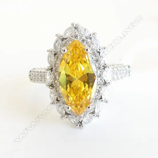 COSTUME  FAUX YELLOW DIAMOND & DIAMANTE RING, SIZE S
