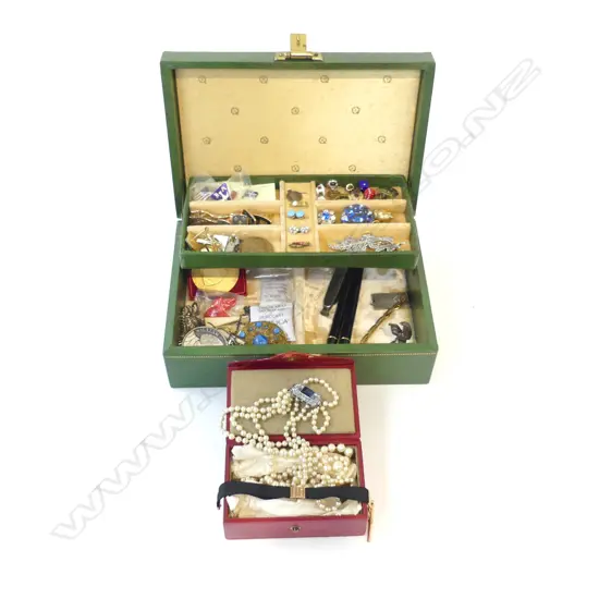 JEWLERY BOX & CONTENTS COSTUME JEWLERY ETC