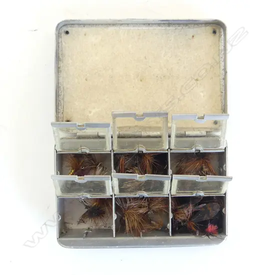 Alan Pye fishing collection: 6 COMPARTMENT FLIP TOP FLY BOX filled with dry & wets. Pocket size c1935