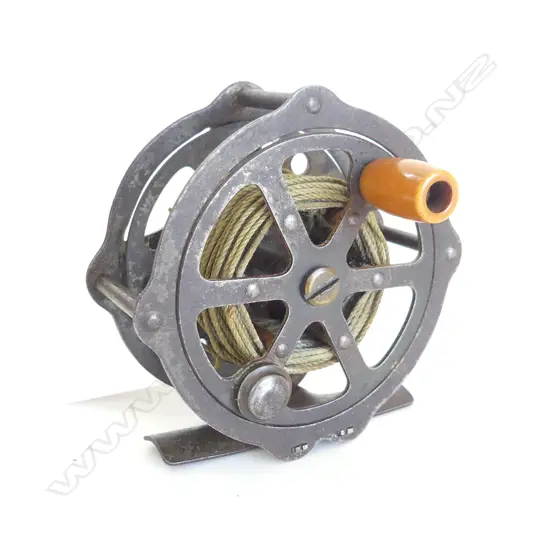 Alan Pye: USA 1⅜" x 1 ⅛ HENDRIX PRESSED & RIVITED BRASS REEL w crank arm & wooden handle