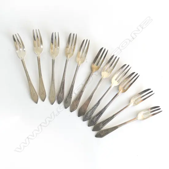 11 APW STG SILVER CAKE FORKS 139gms