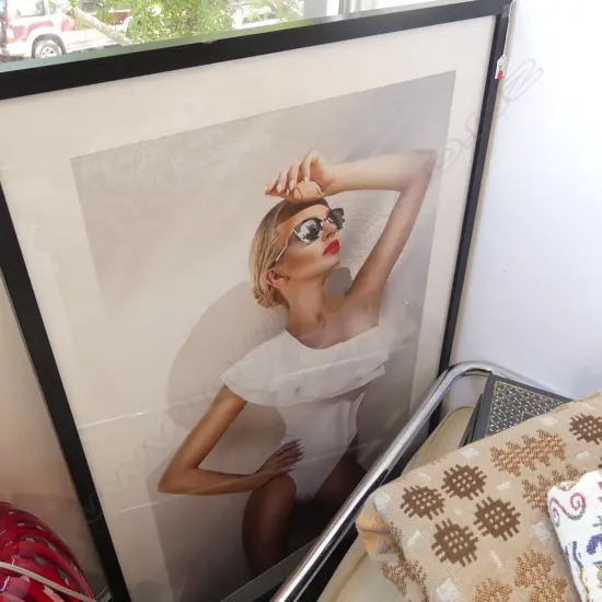 LG PHOTO PRINT - WOMAN IN WHITE SWIMSUIT 1000x600mm