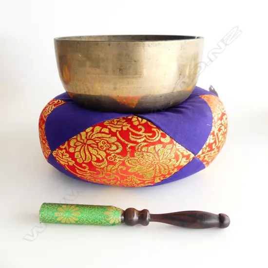 OLD JAPANESE SINGING BOWL ON A NEW CUSHION, DIA 160, H 80mm