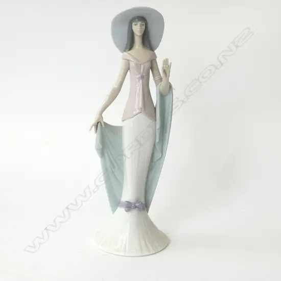 LLADRO 'LADY OF NICE' #6213 H.350mm, w. box