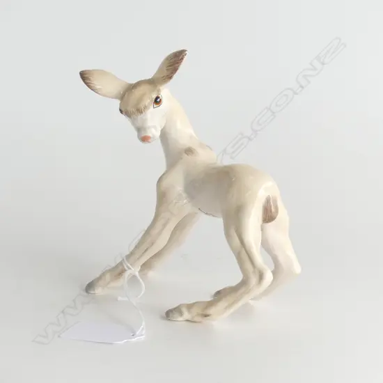 WEDGWOOD FIGURINE OF A FAWN L. 12CM H.12CM