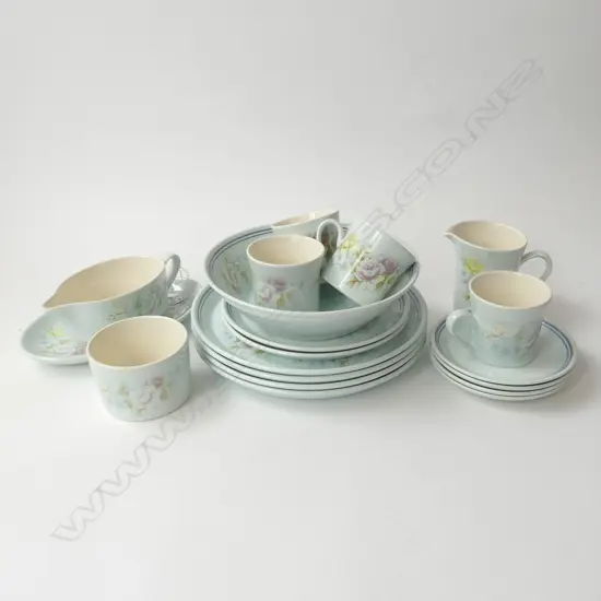 19 PCES CROWN LYNN 'ANTIQUE ROSE' DINNER WARE 