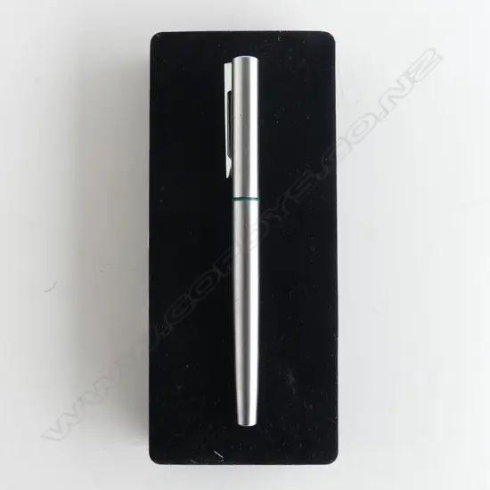 WATERMAN VINTAGE FOUNTAIN PEN IN CASE UNUSED WITH LABEL