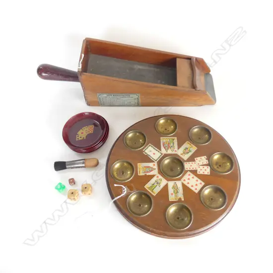 VINTAGE POCHSPIEL BOARD   DIA275MM  VINTAGE CARD DEALERS RACK L440MM  6 DISHES DICE ETC