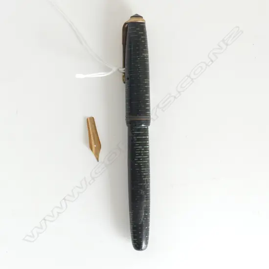 uncommon PARKER VACMATIC VINTAGE FOUNTAIN PEN w 14k gold nib. Green & black flecked