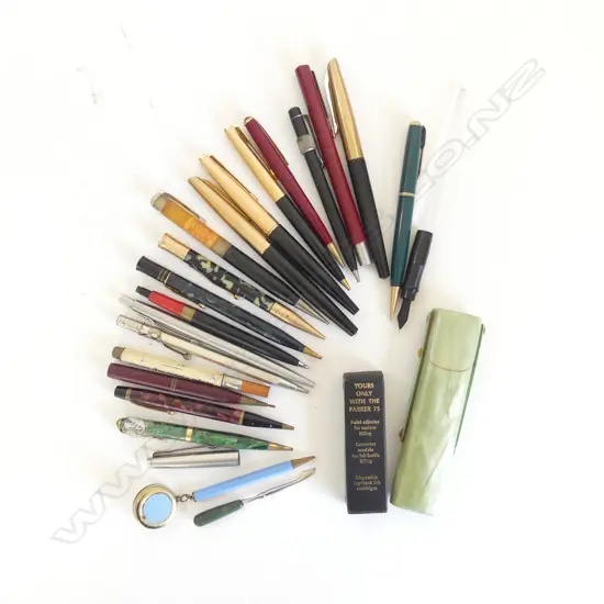 APPROX. 20 VINTAGE FOUNTAIN PENS & PENCILS: PARKER ETC