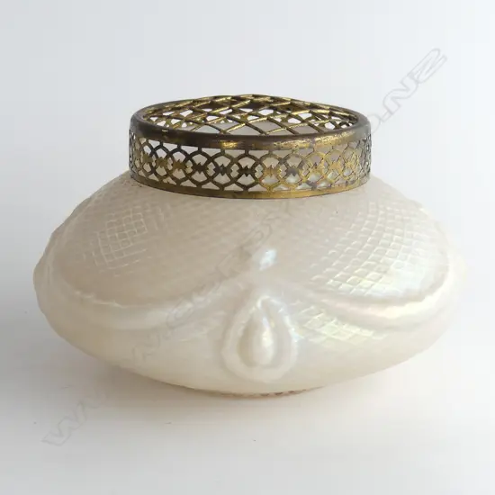 OPALESCENT VASE WITH CHECKERED RAISED DETAIL & SWAGS WITH STEM HOLDER 230X130mm