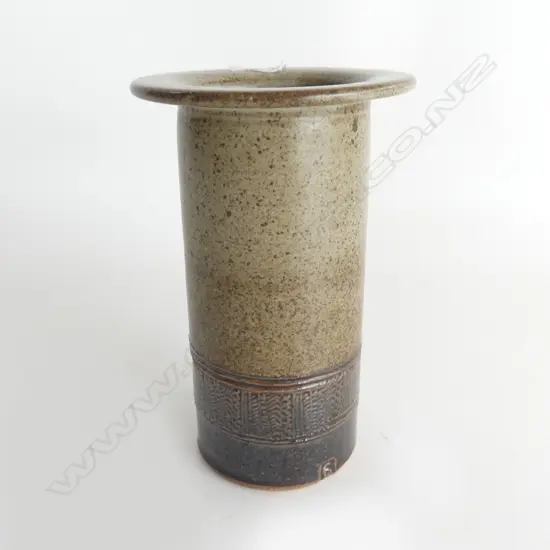 PETER STICHBURY BRUSHPOT - BANDED IMPRESSIONS H. 175MM