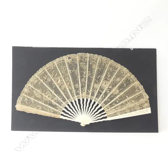 VICTORIAN LACE AND BONE HAND FAN L.66CM H.35CM