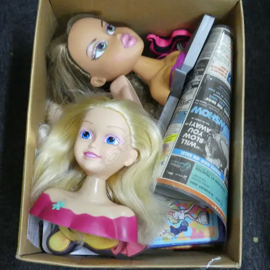 COLLECTION OF BARBIE & BRATZ STYLING HEADS & COLLECTION OF STAR WARS CARDS