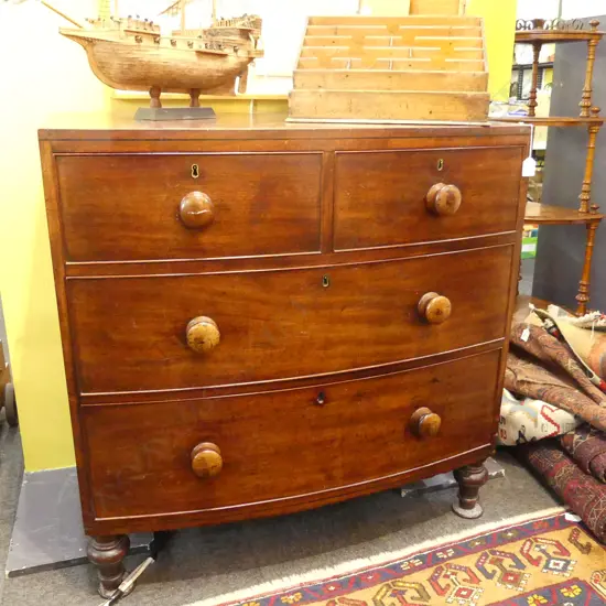 VICTORIAN MAHOGANY BOW FRONT CHEST OF 4 DRAWERS 910x545x900mm