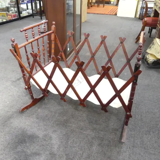 EDWARDIAN FOLDING BASINET H.700mm