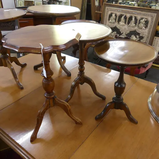3 SMALL GEORGIAN STYLE MAHOGANY TRIPOD WINE TABLES H.520mm