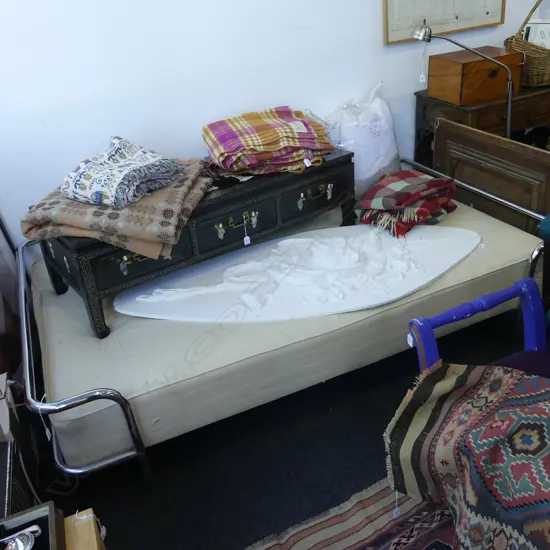 LG MODERNIST CHROME DAYBED + BAG OF ASSOCIATED LINENS 2150x1300x500mm