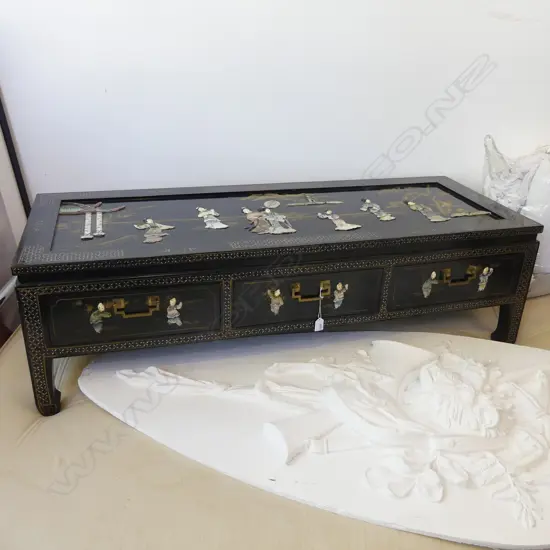 CHINESE BLACK LACQUER COFFEE TABLE WITH DANCER DECORATION H 410 W 1320 D 510 MM