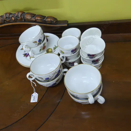 18 PCES ROYAL WORCESTER EVESHAM; 10 RAMEKINS 85mm dia, 6 COUPES, 2 PLATES 210mm dia
