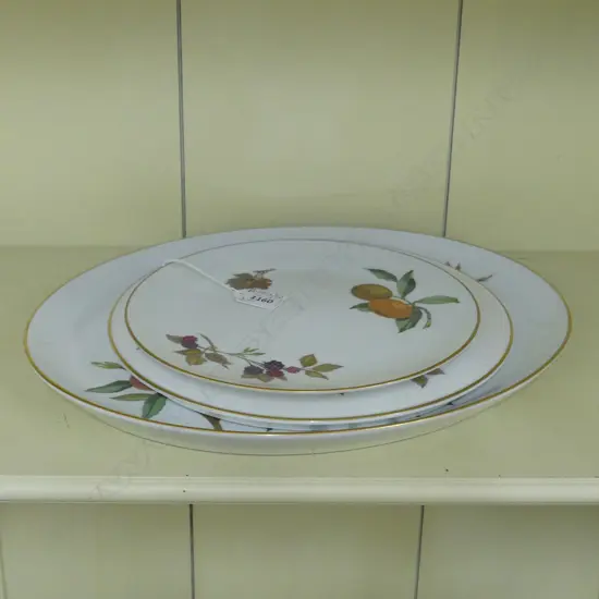3 PCES ROYAL WORCESTER EVESHAM; LG OVAL PLATTER 320x385mm, 2 PLATES 235, 280mm dia