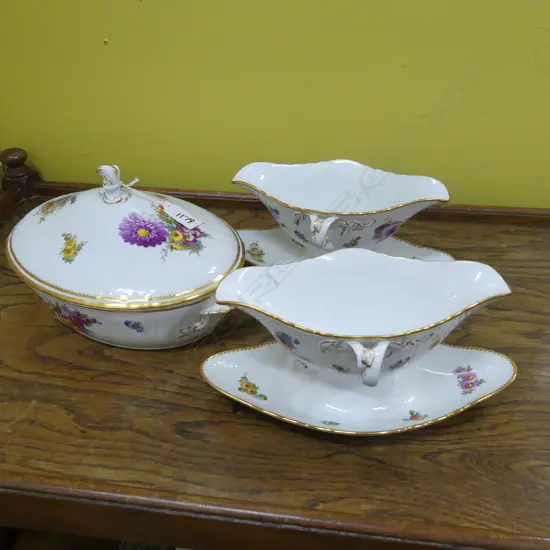 3 PCES ROYAL COPENHAGEN 'SAXON FLOWER' VEGE DISH L.280mm, PR SAUCE BOATS